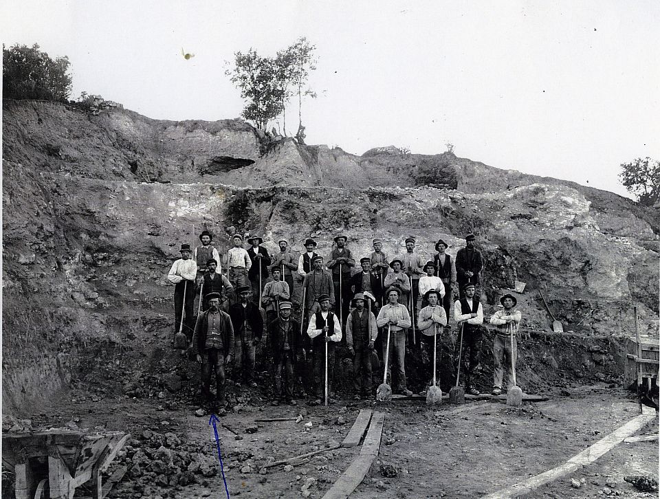 Arbetare i Ivö grufva som banar av kalklagret
