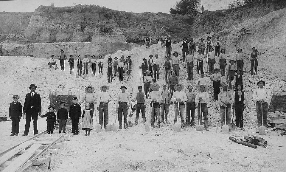 Förman Langer med 5 av sina 7 barn, och gruvans alla arbetare 1904
