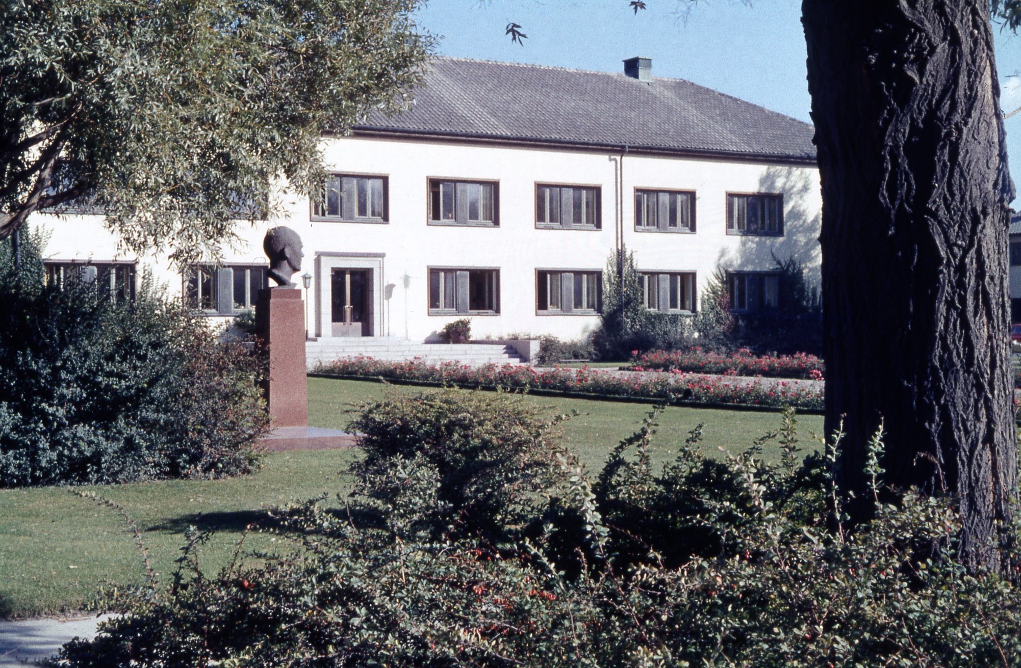 Bromölla Torget Ifö huvudkontor Byst E. Wehtje 1970