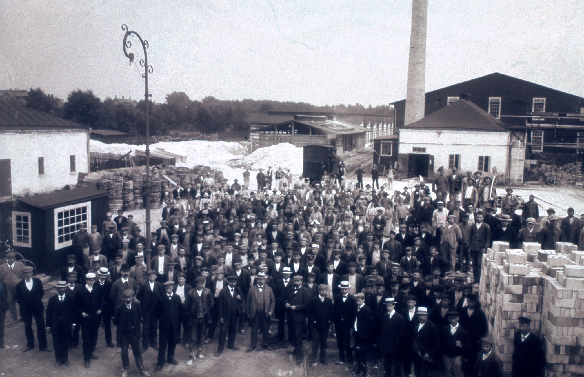 Fabrik Axel Hermansen med Personal Ifö Kaolin & Chamottefabriks AB 1905