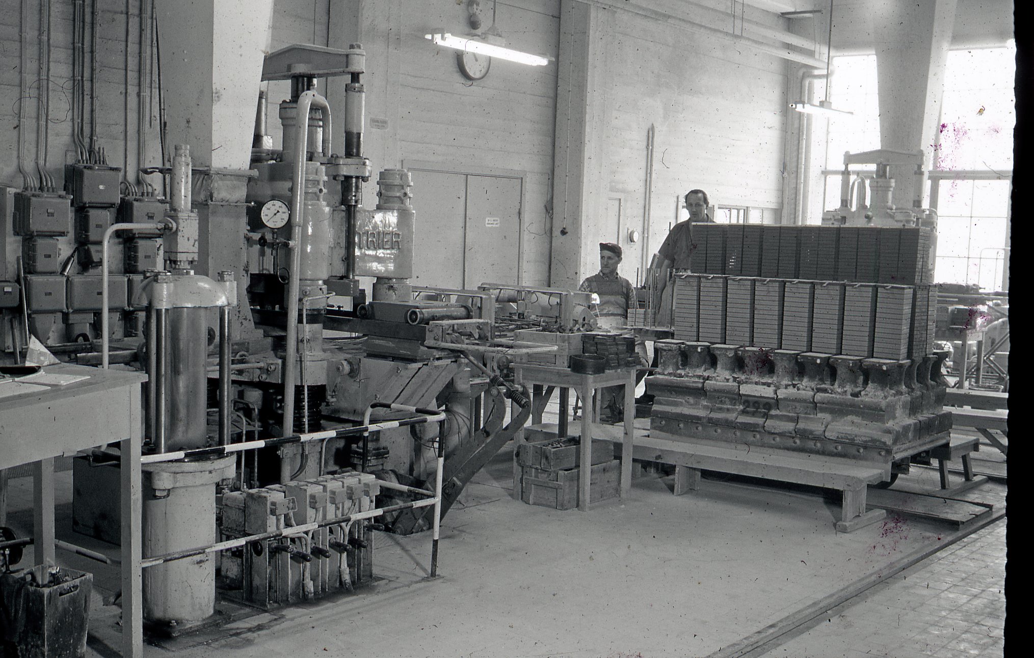 Fabrik Iföverken Golvplattepressning 1960