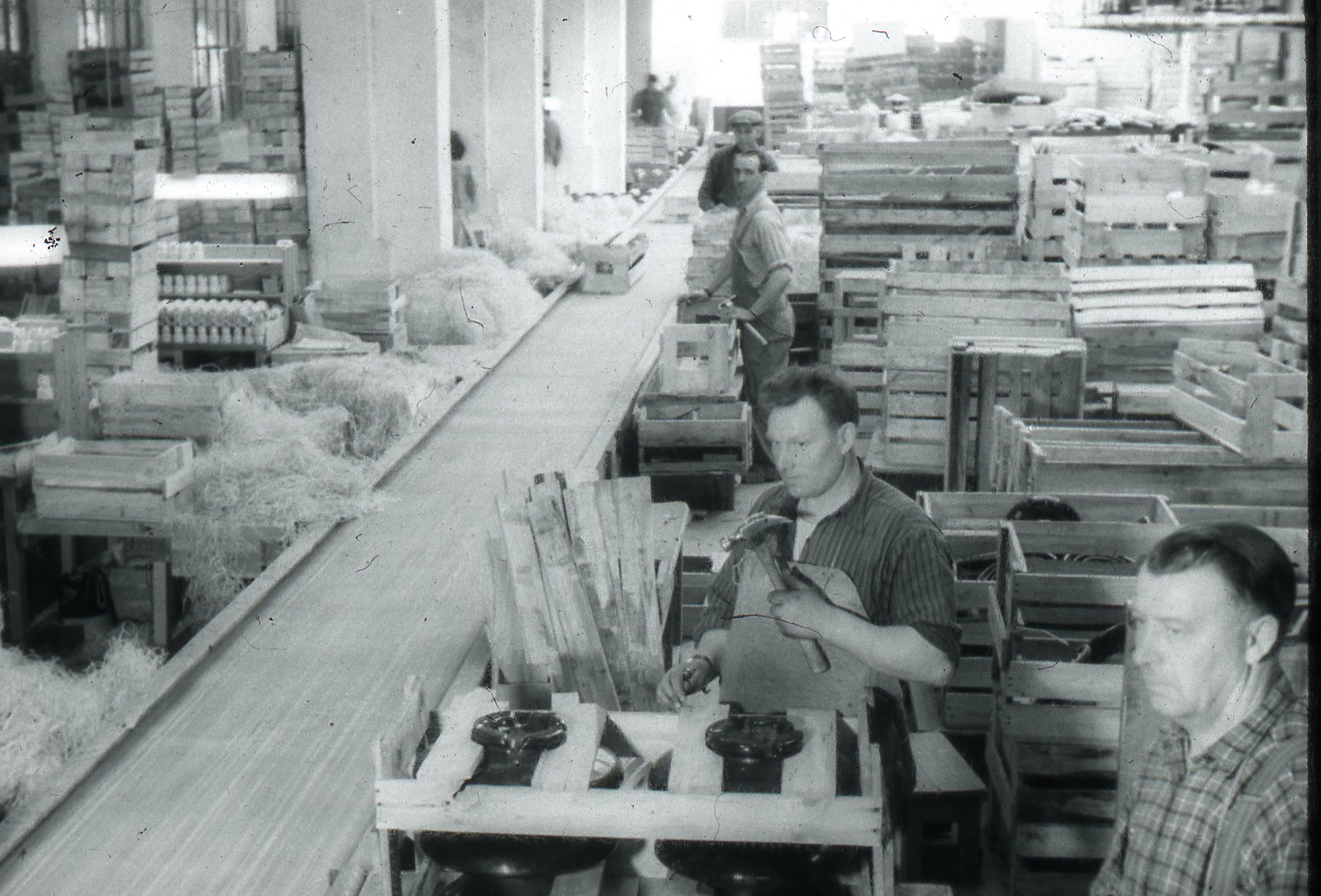 Fabrik Iföverken Isolatorfabriken Packning Isolatorer 1950