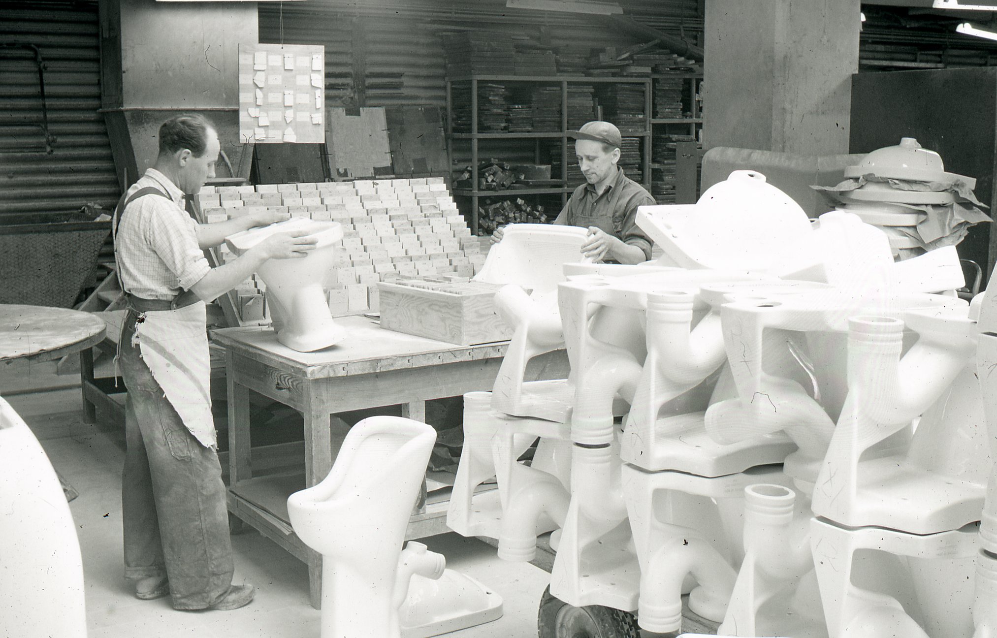 Fabrik Iföverken Sanitetsgodsfabriken Syning Sortering WC Nils Lööv höger 1950