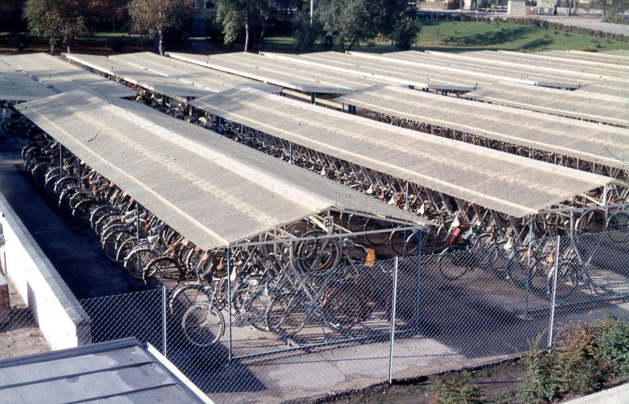 Fabrik Iföverken Cykelställen utanför Fabrikerna Cykeltillstånd inne på området