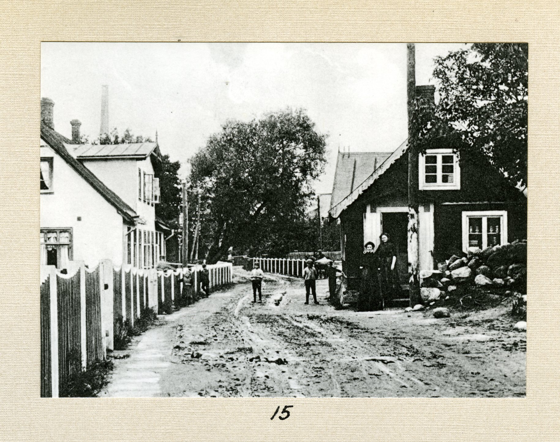 Bromölla Storgatan Vitt hus Landsfiskalskontor vänster vid Ifötorget. Höger Ola Olssons hus "Prins Olans" 1900