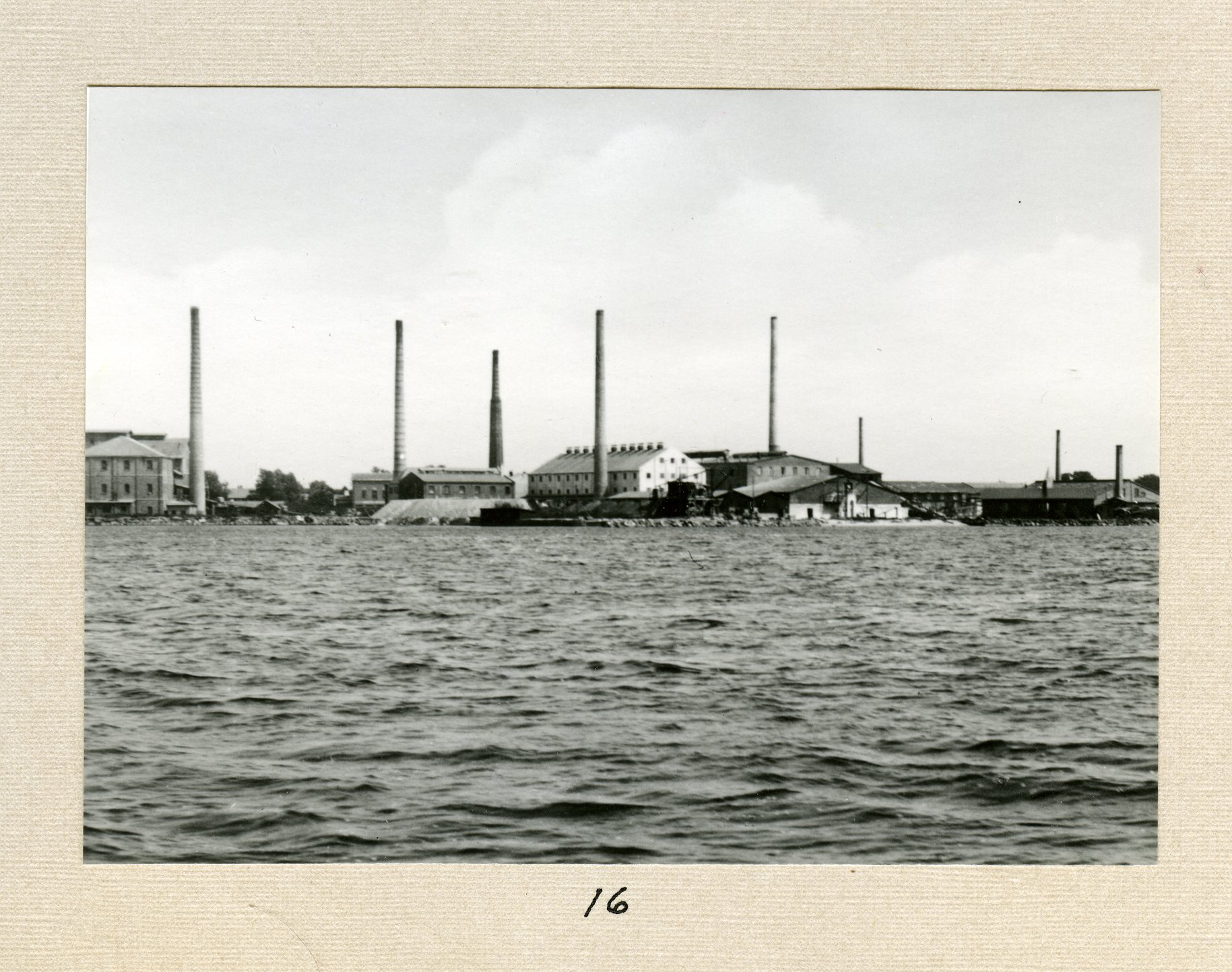 Fabrik Iföverken från Ivösjösidan 1910-tal