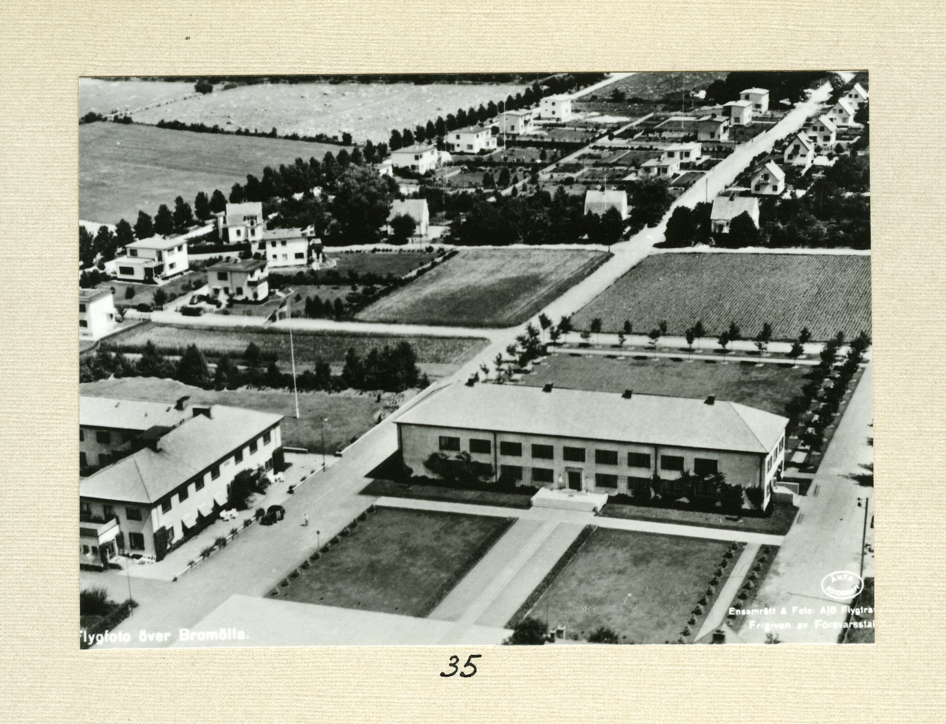 Bromölla Flygfoto Bromölla Torget Ifö Huvudkontor Ifö Hotell. Villagatan, Ivögatan, Folketshusgatan. 1943