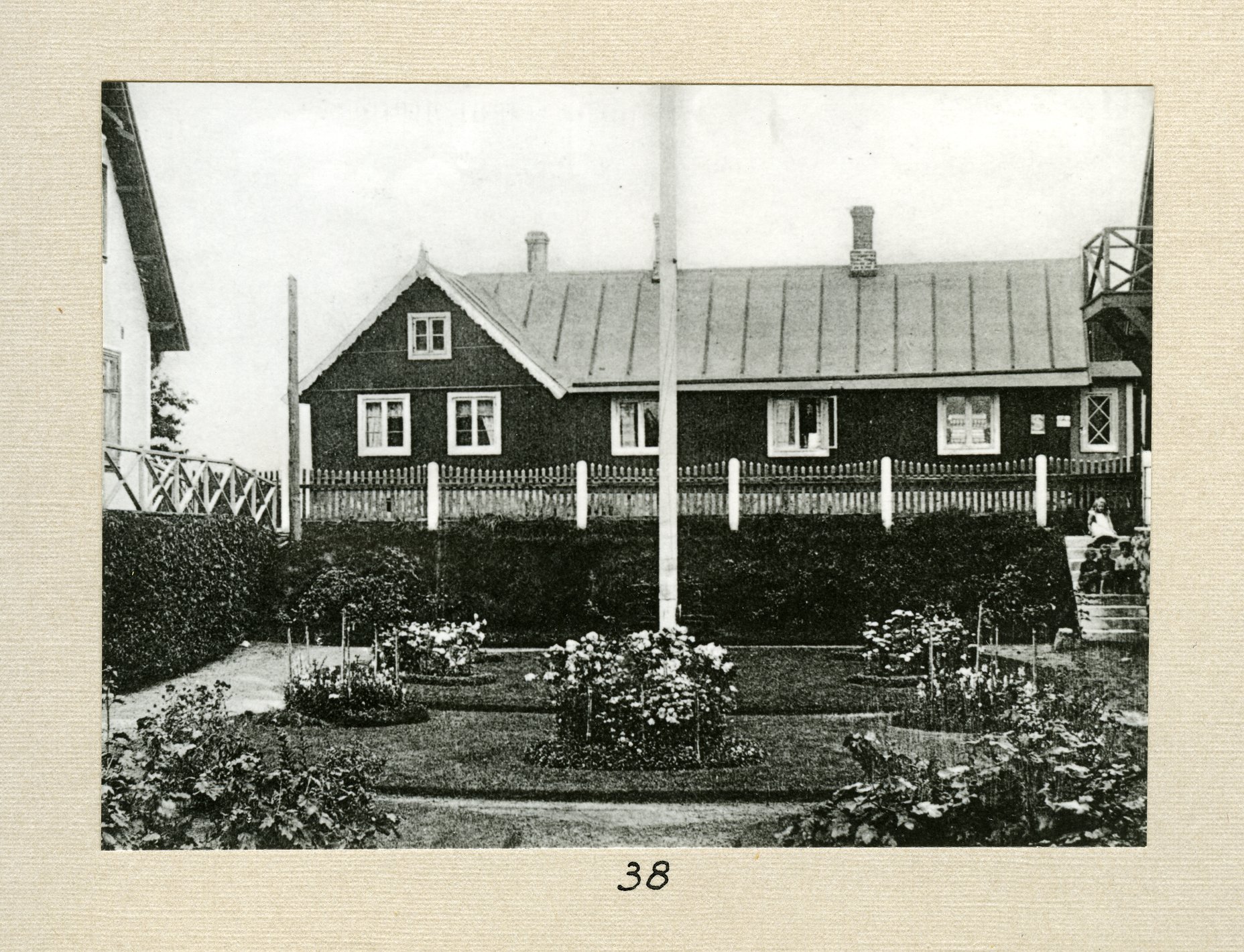 Bromölla Storgatan Ola Olssons Hus där nuvarande Mosaikhuset finns. Landsfriskalhuset till vänster. 1940