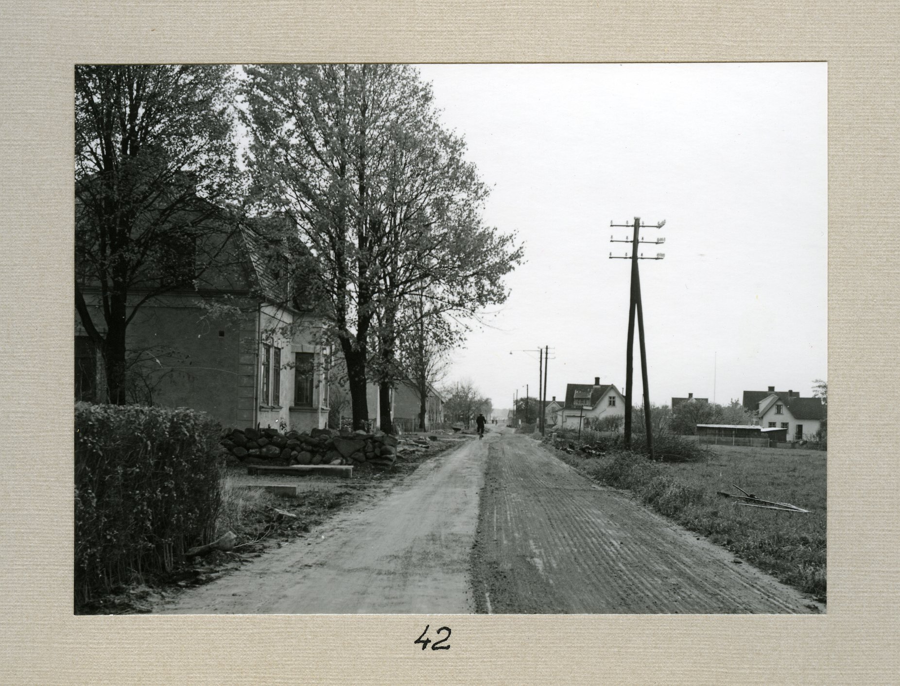 Bromölla Tiansväg (mot söder) "Kråkslottet" till vänster byggt 1918. 1954