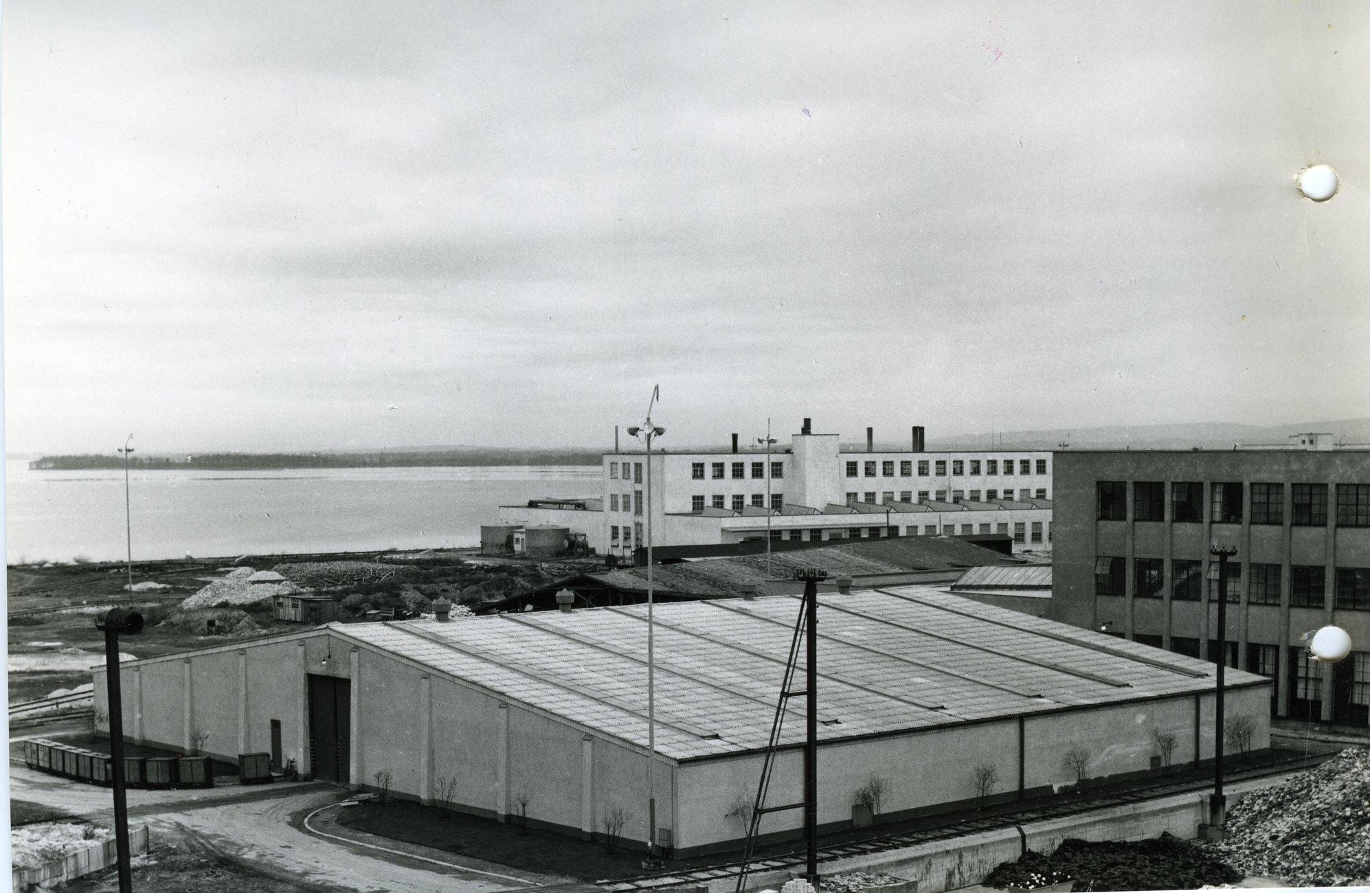 Fabrik Iföverken Golvplattfabrik m Lager. Pressgods mot Ivösjön 1950