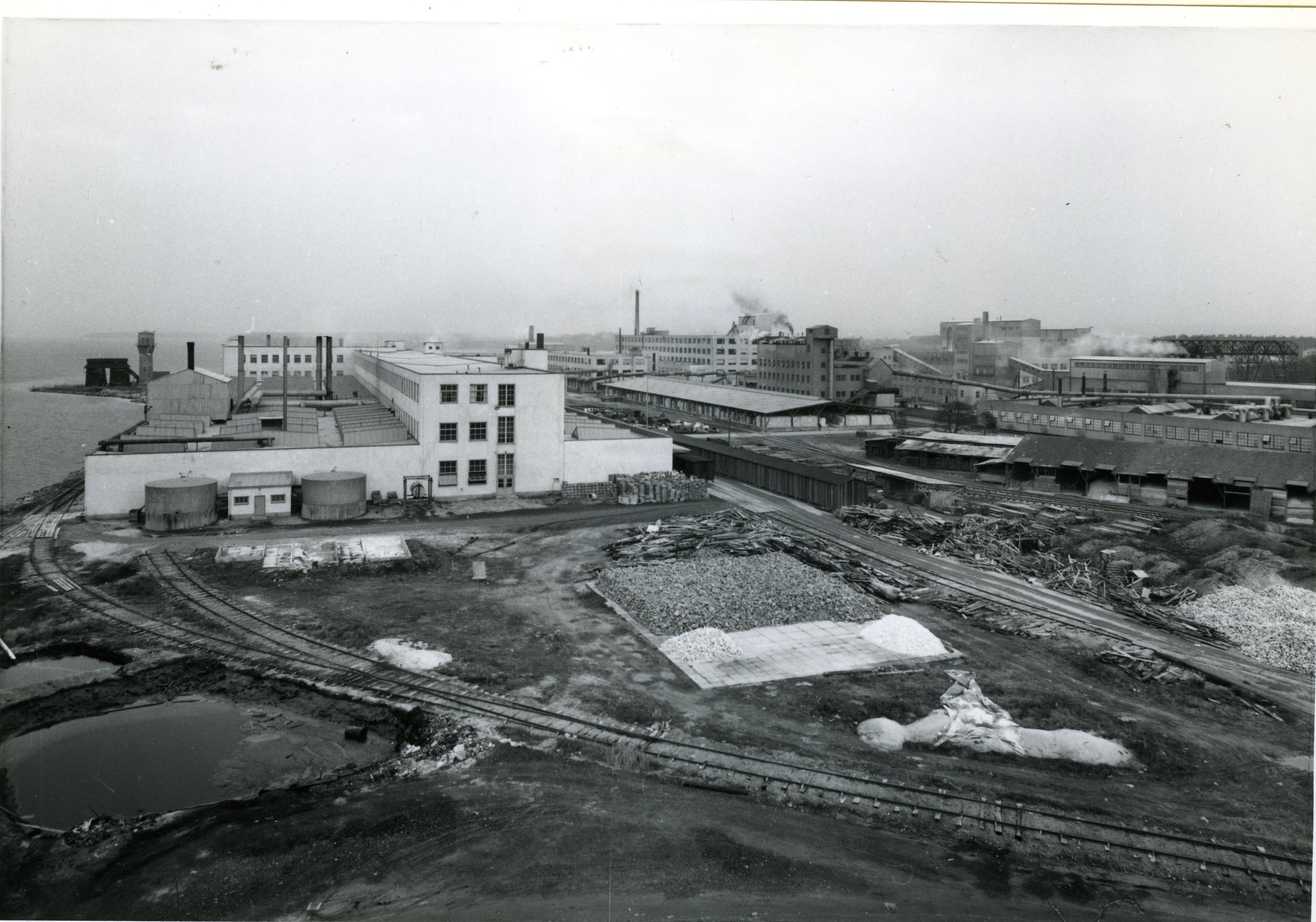 Fabrik Iföverkens Södra del. Vänster Pressgodsfabriken oVattentorn 1950