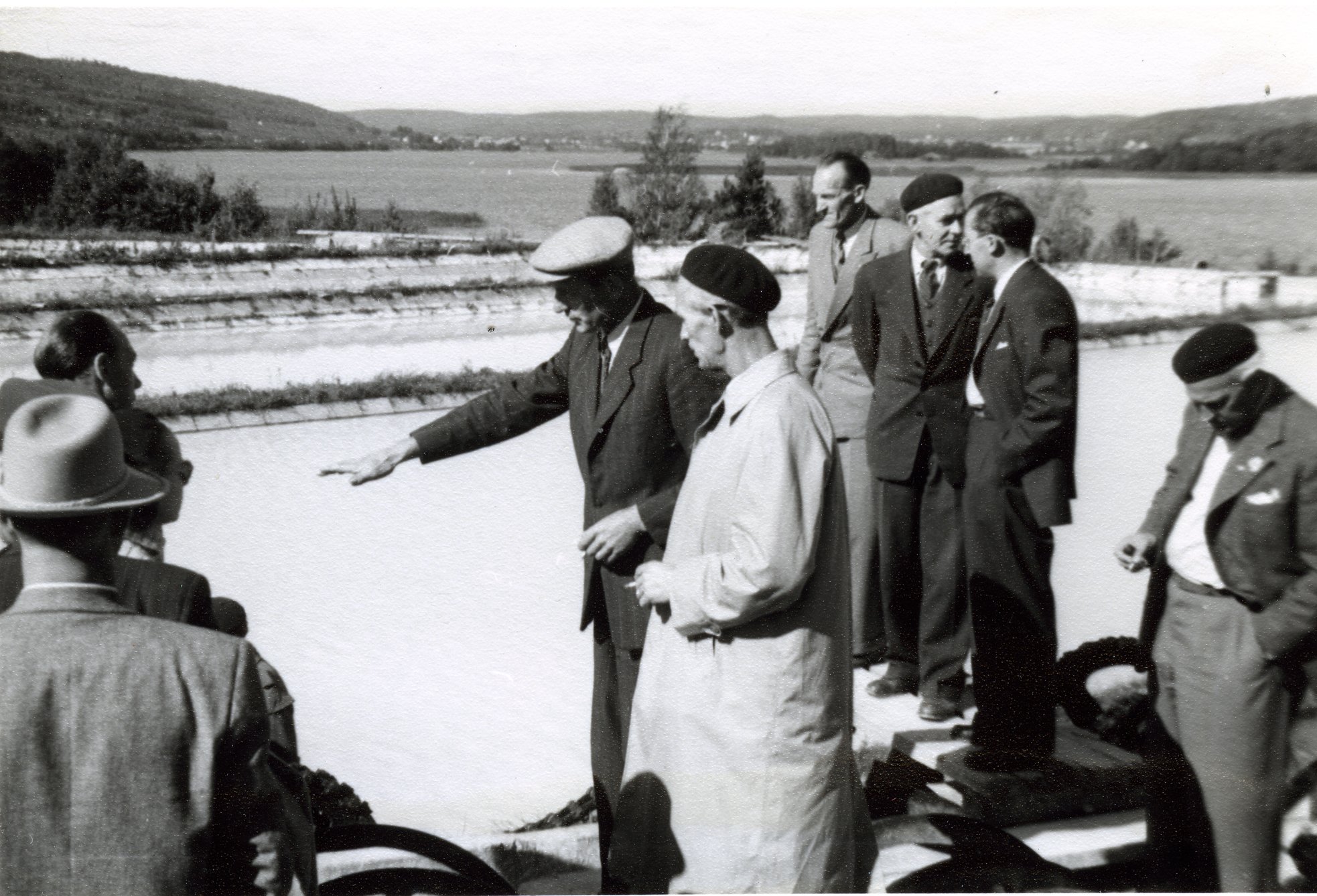 Fabrik IföverkenFöretagsnämndens Båttur med Klacken Förman Sven Jonasson förklarar vid slambassängerna på Ivö  1952