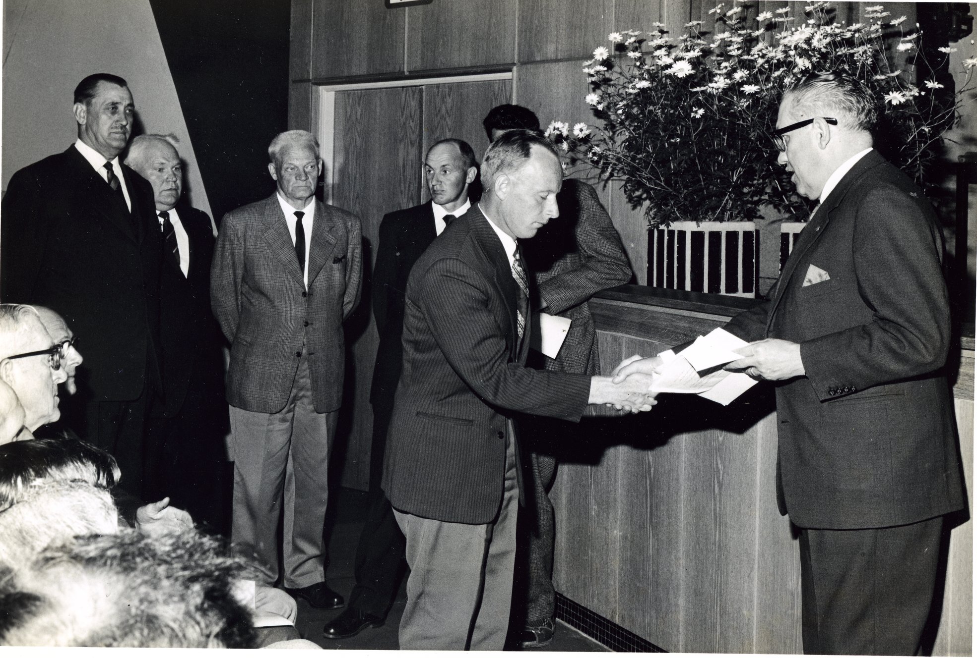 Fabrik Iföverken Dir Malcolm belönar Nils Lindh till förslag 1963