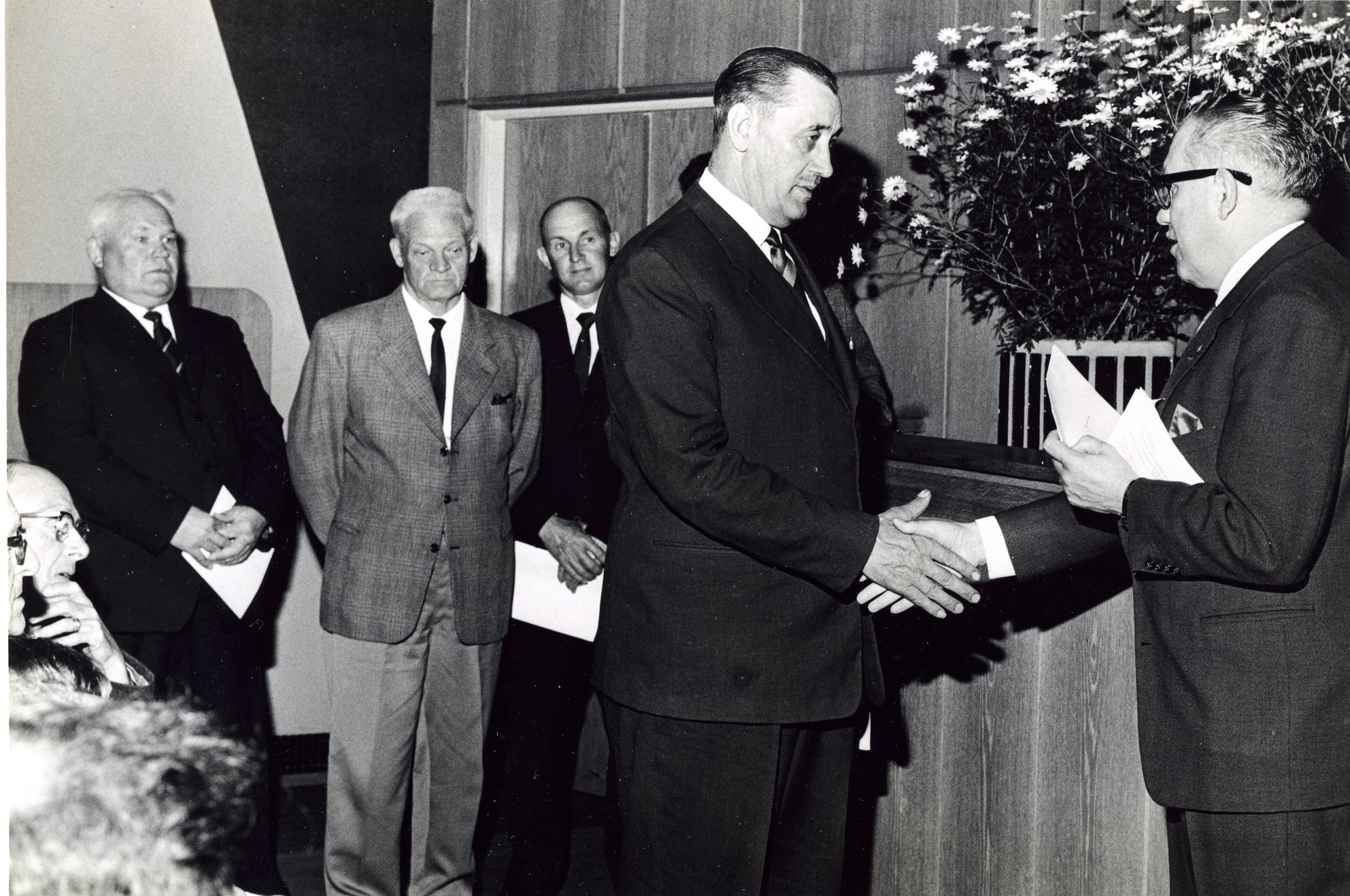 Fabrik Iföverken Dir Malcolm belönar Axel Nordström till förslag 1963