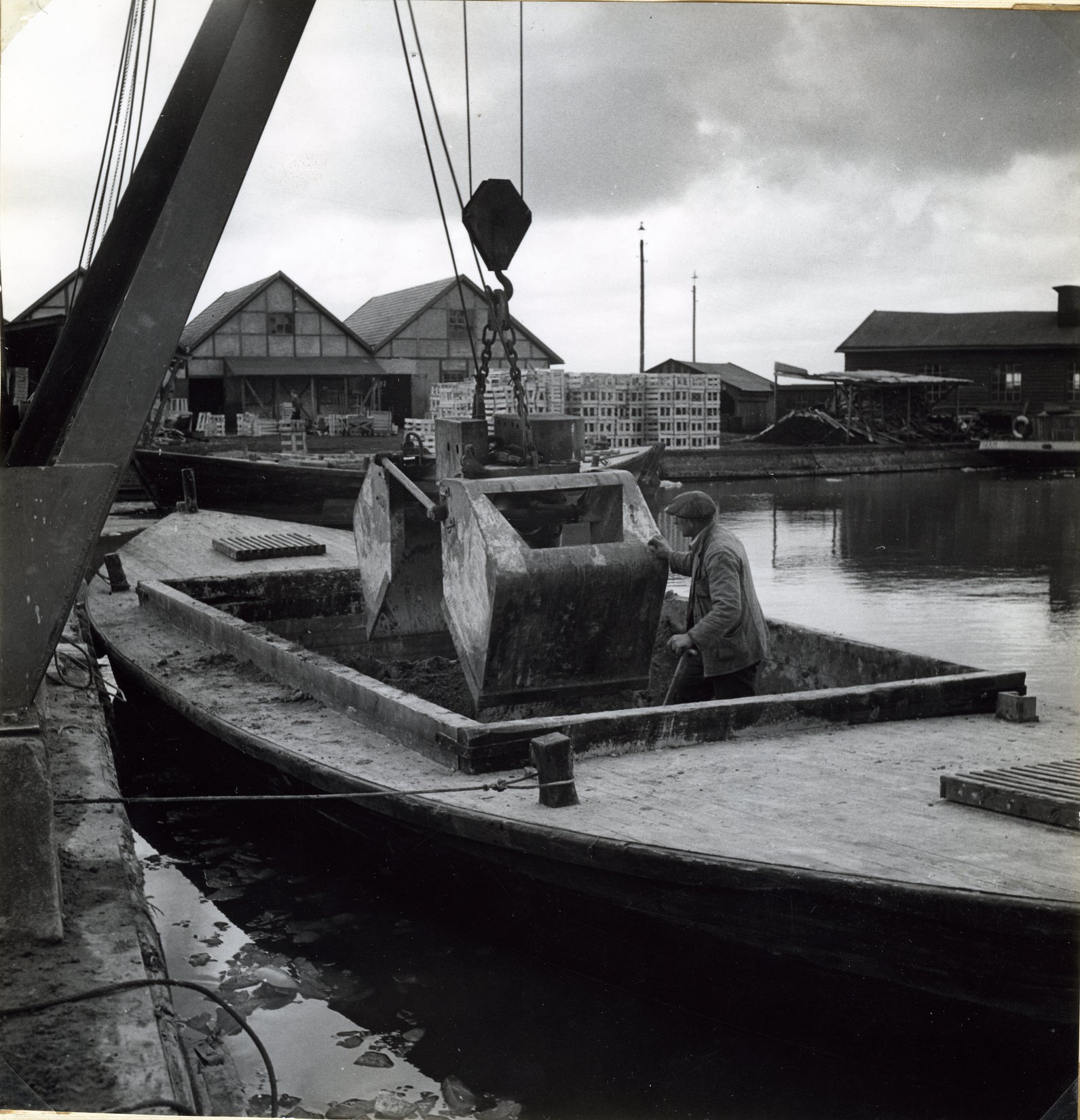 Fabrik Iföverken Avlastning Pråm Hamnen 1948