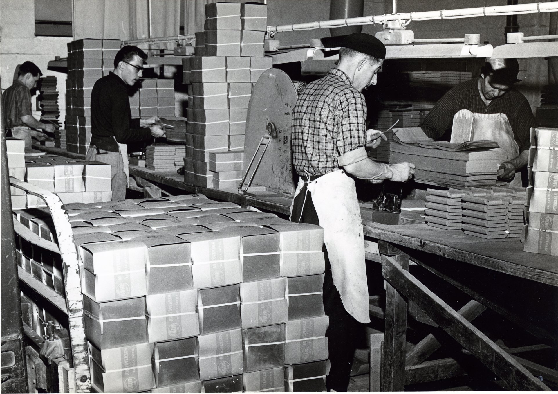 Fabrik Iföverken Golvplattfabriken Sortering Golvplattor Lennart Söderholm rutig skjorta 1962