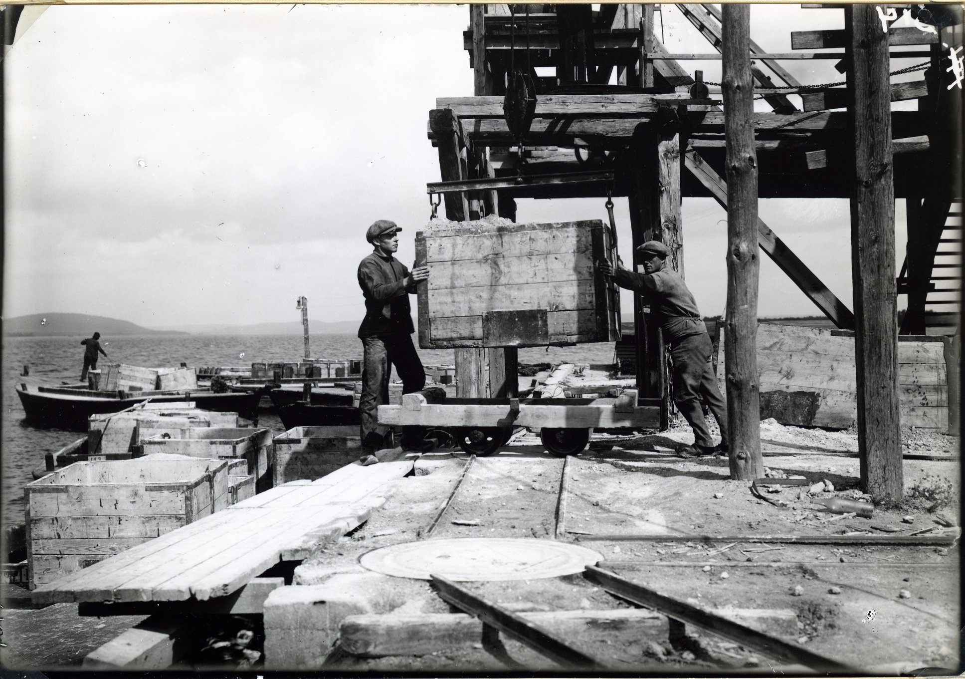 Fabrik Iföverken Lossning av Kalk från pråmar 1930-tal