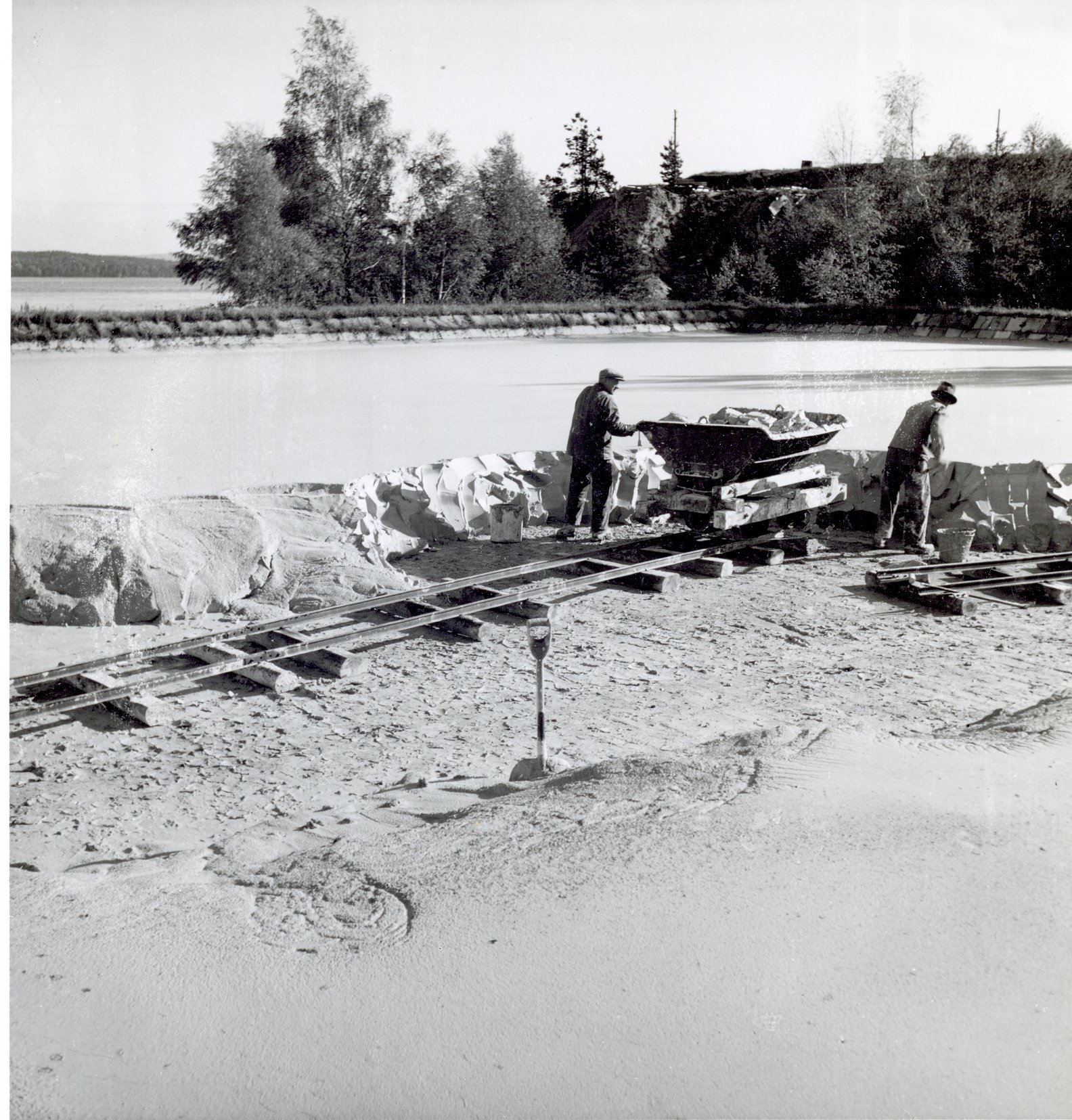 Ivö Kalk o Kaolinbrottet Ivö klack Lastning Kaolinlera 1920