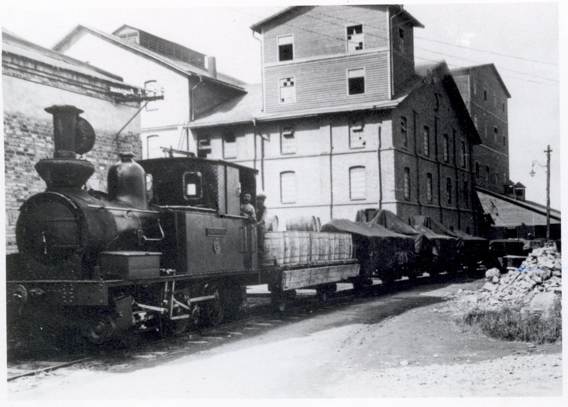 Fabrik Bruket Snapphanen me Cementtunnor 1910