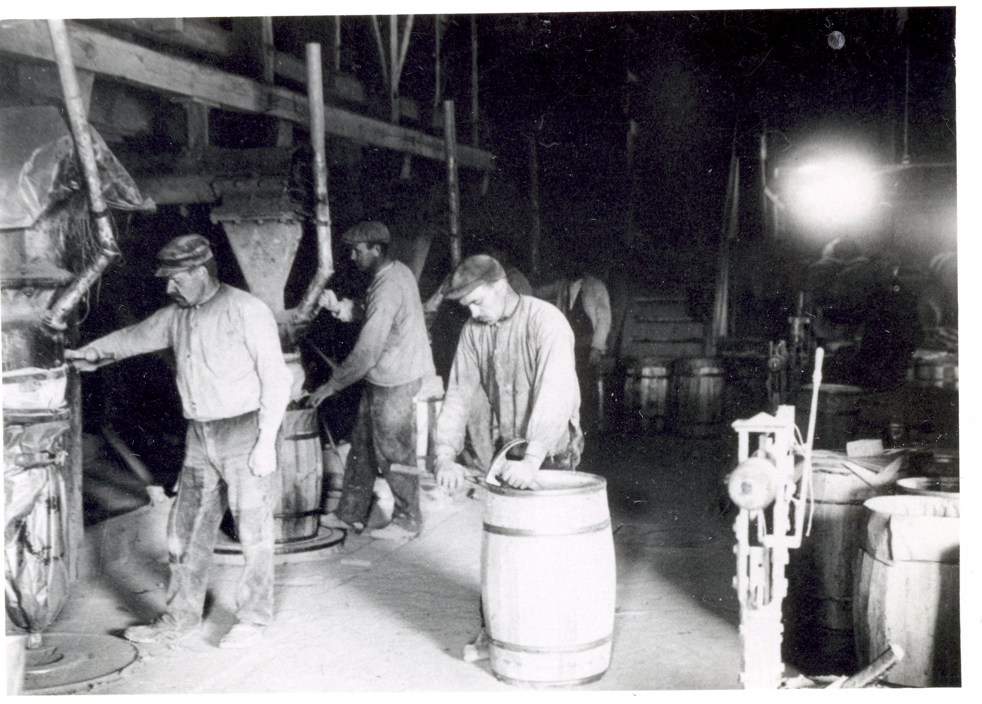 Fabrik Bruket Cementfabriken Fyllning Av Cementtunnor Henning Dahl längst in 1908