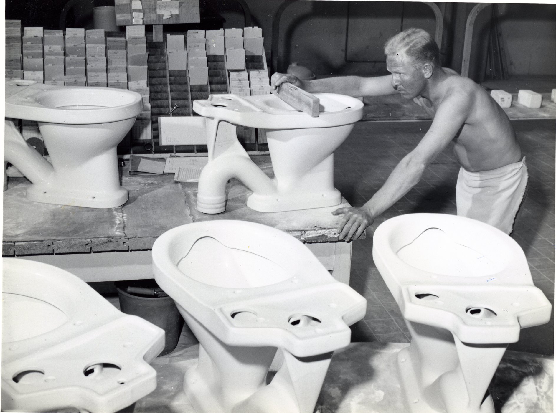 Fabrik Iföverken Sanitetsgodsfabriken Kontroll "syning" WC-skålar  Göran Malmberg1950