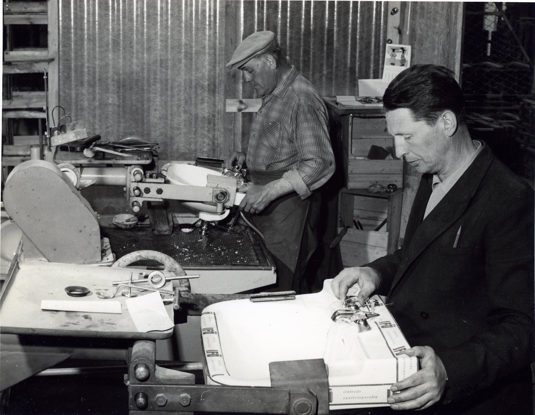 Fabrik Iföverken Sanitetsgodsfabriken  Armturmontering TV Folke Jönsson höger1950