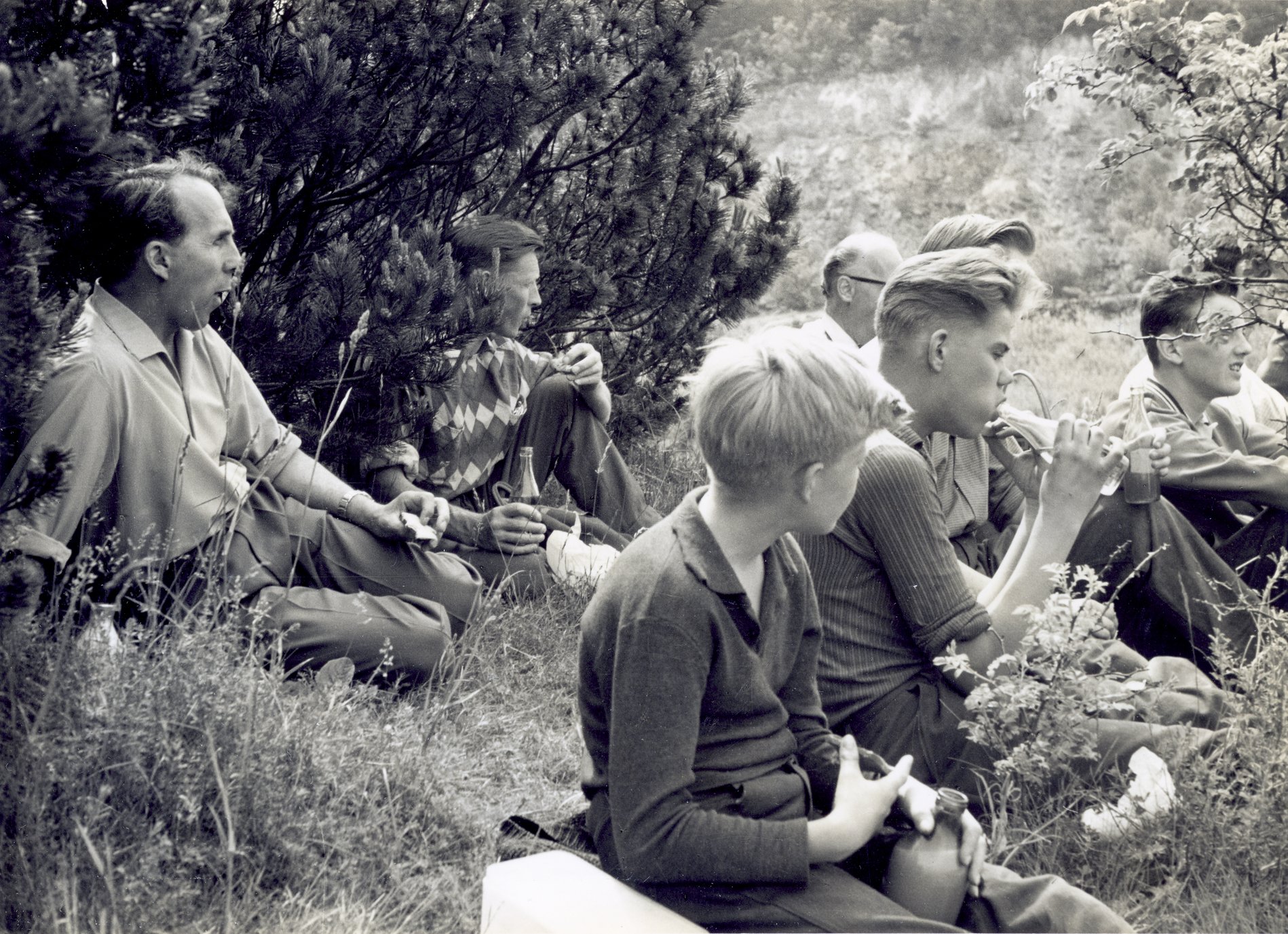 Fabrik Iföverken Keramikerskolan Utflykt Ivön. Evert Berlin, Stig Svärd, Arne Klein, Jan Nilsson, Rolf Mårtensson 1961