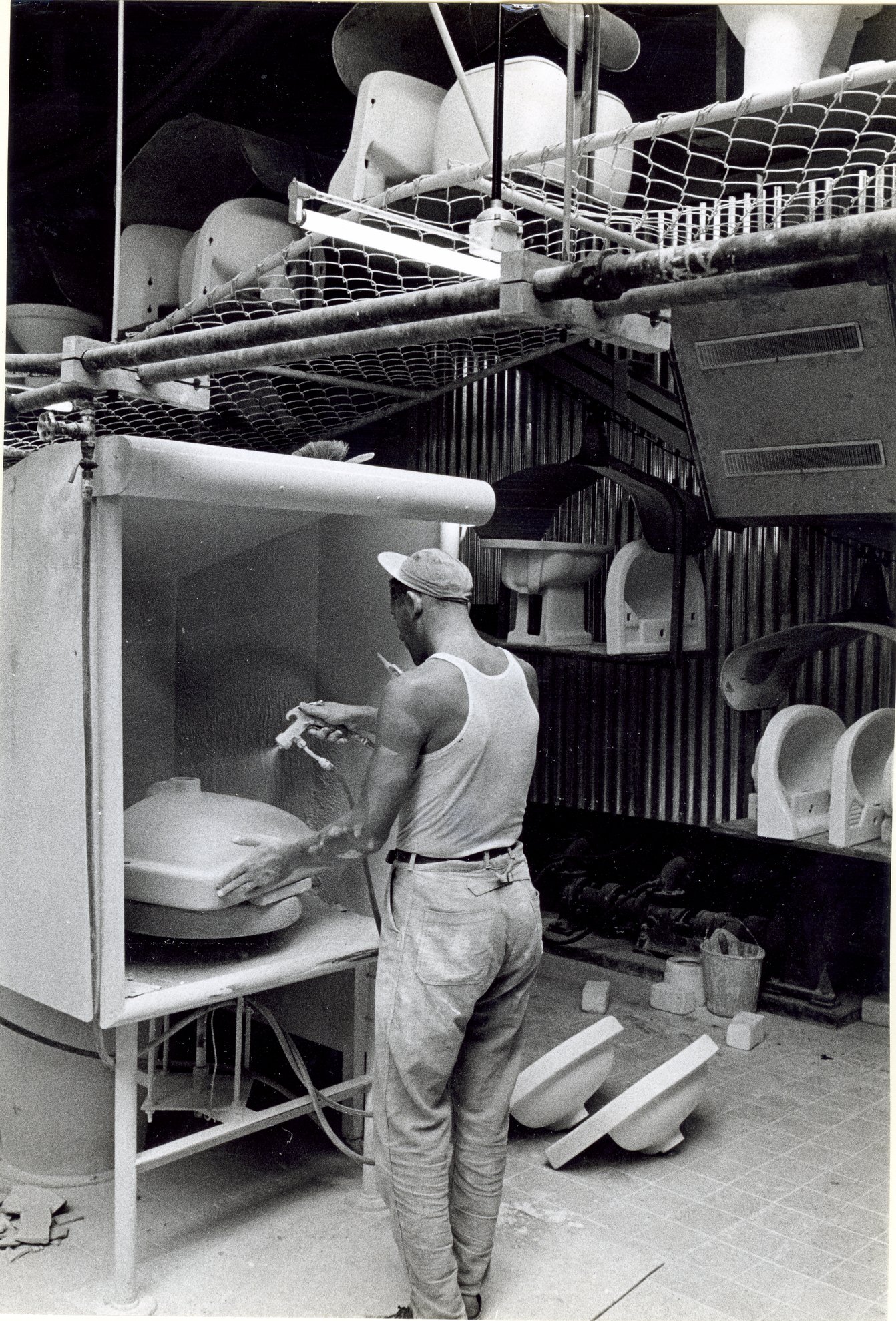 Fabrik Iföverken Sanitetsgodsfabriken Sprutglasering 1960