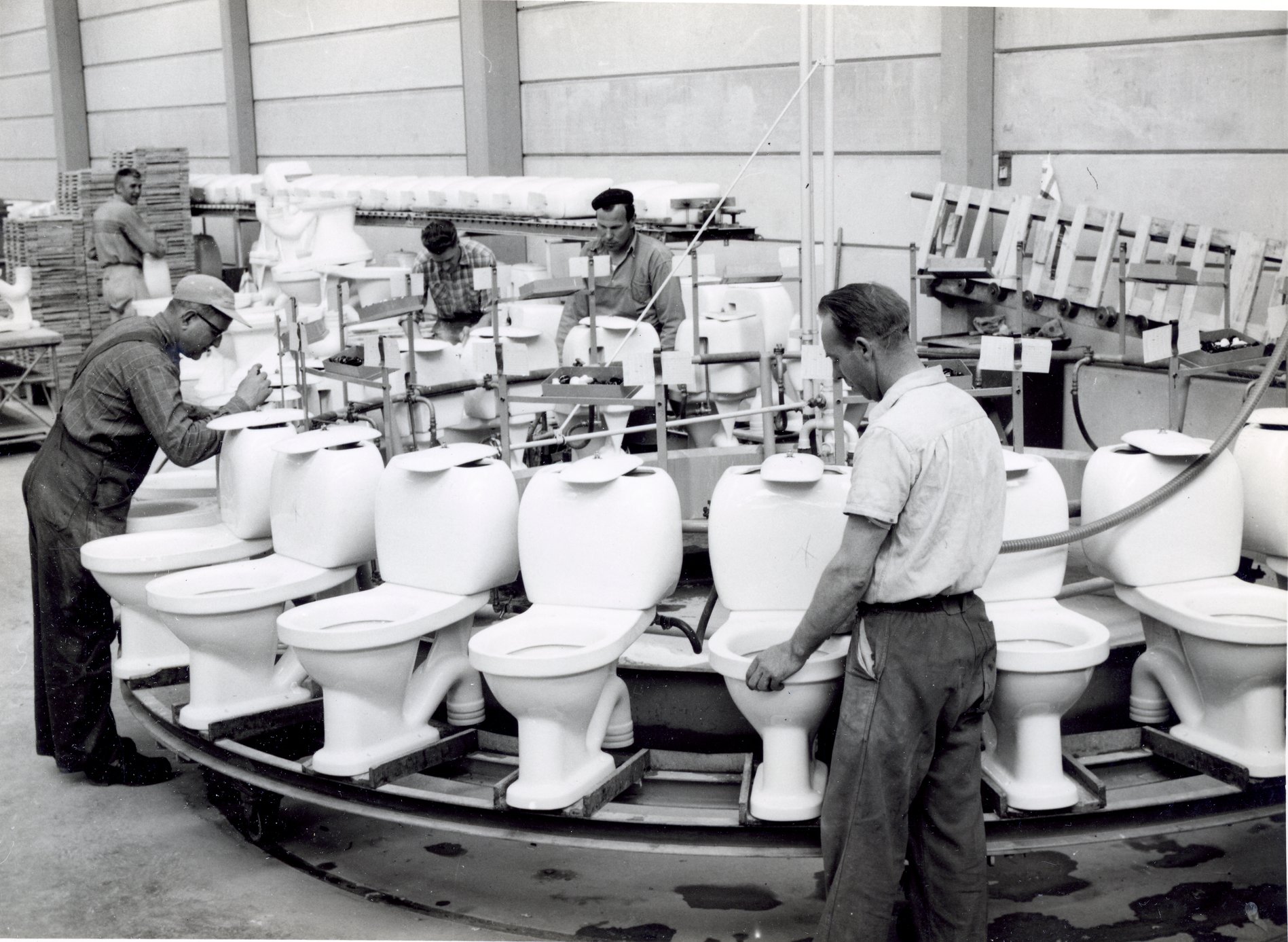 Fabrik Iföverken Sanitetsgodsfabriken Provspolning WC Göte Truedsson, basker, Erik Bengtsson1960