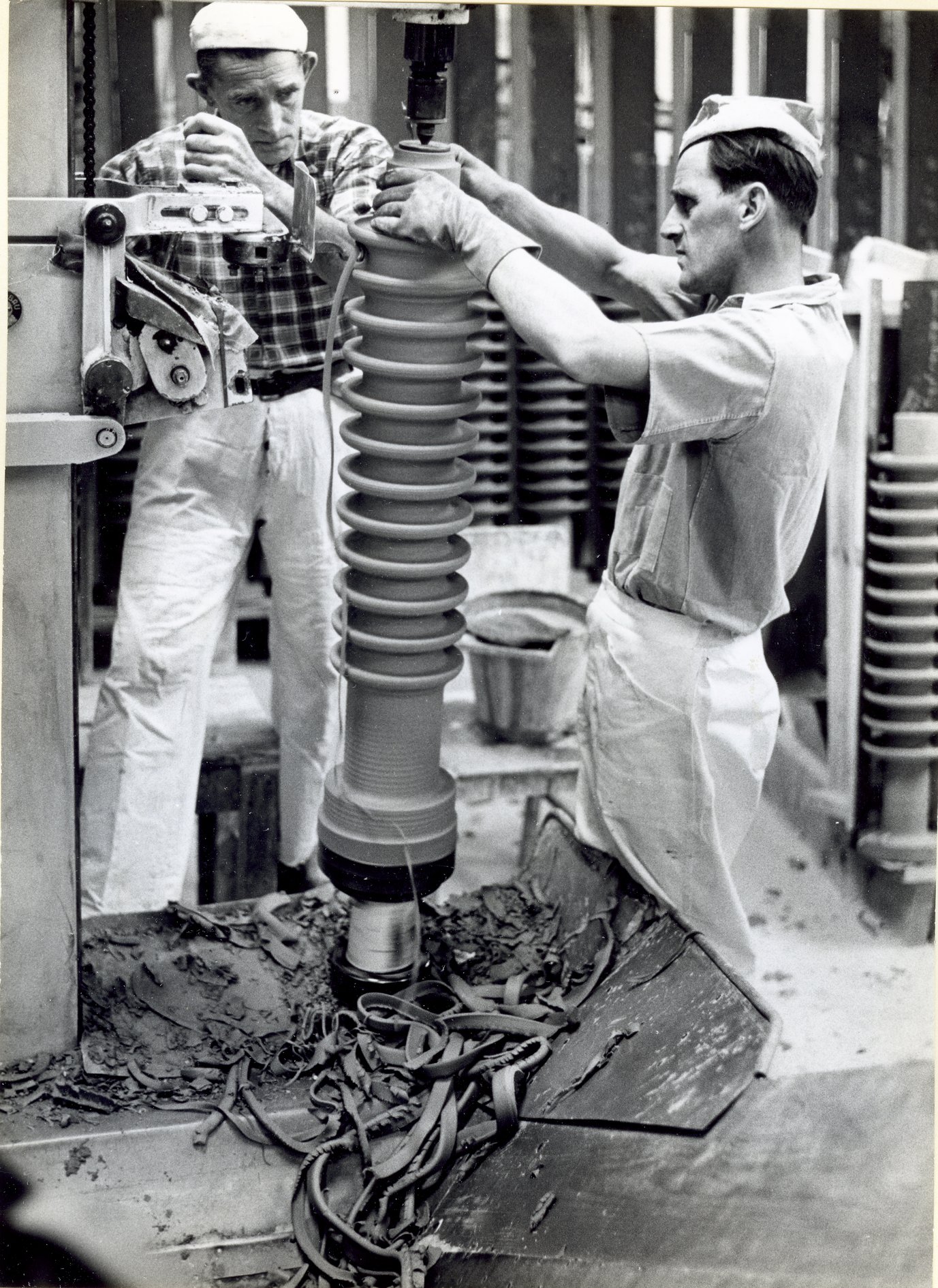 Fabrik Iföverken Isolatorfabriken Svarvning Bertil Andersson, höger 1960