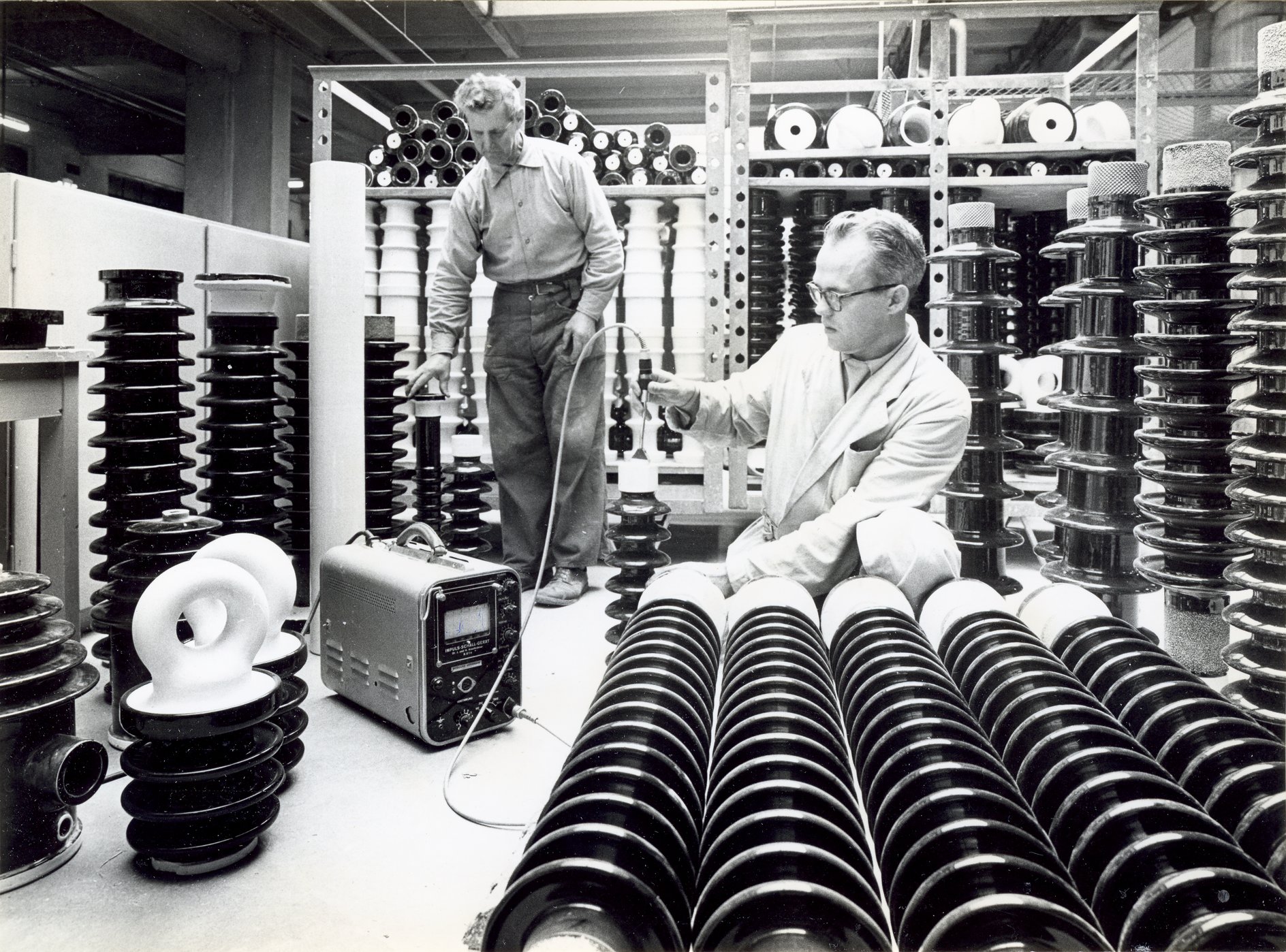 Fabrik Iföverken Isolatorfabriken Provning Roland Wallin, höger 1960