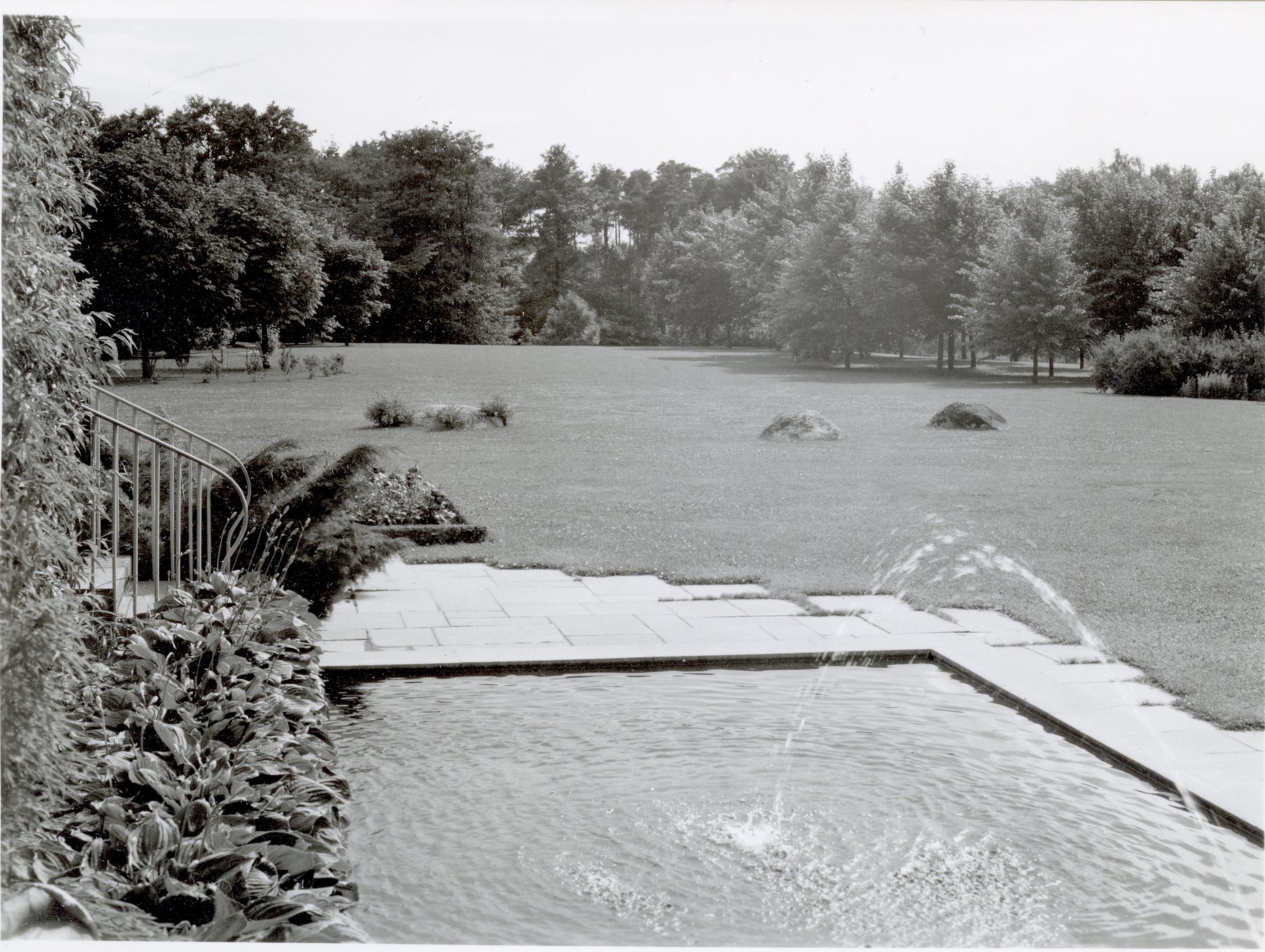 Bromölla Del av Dir Malcolms trädgård 1950