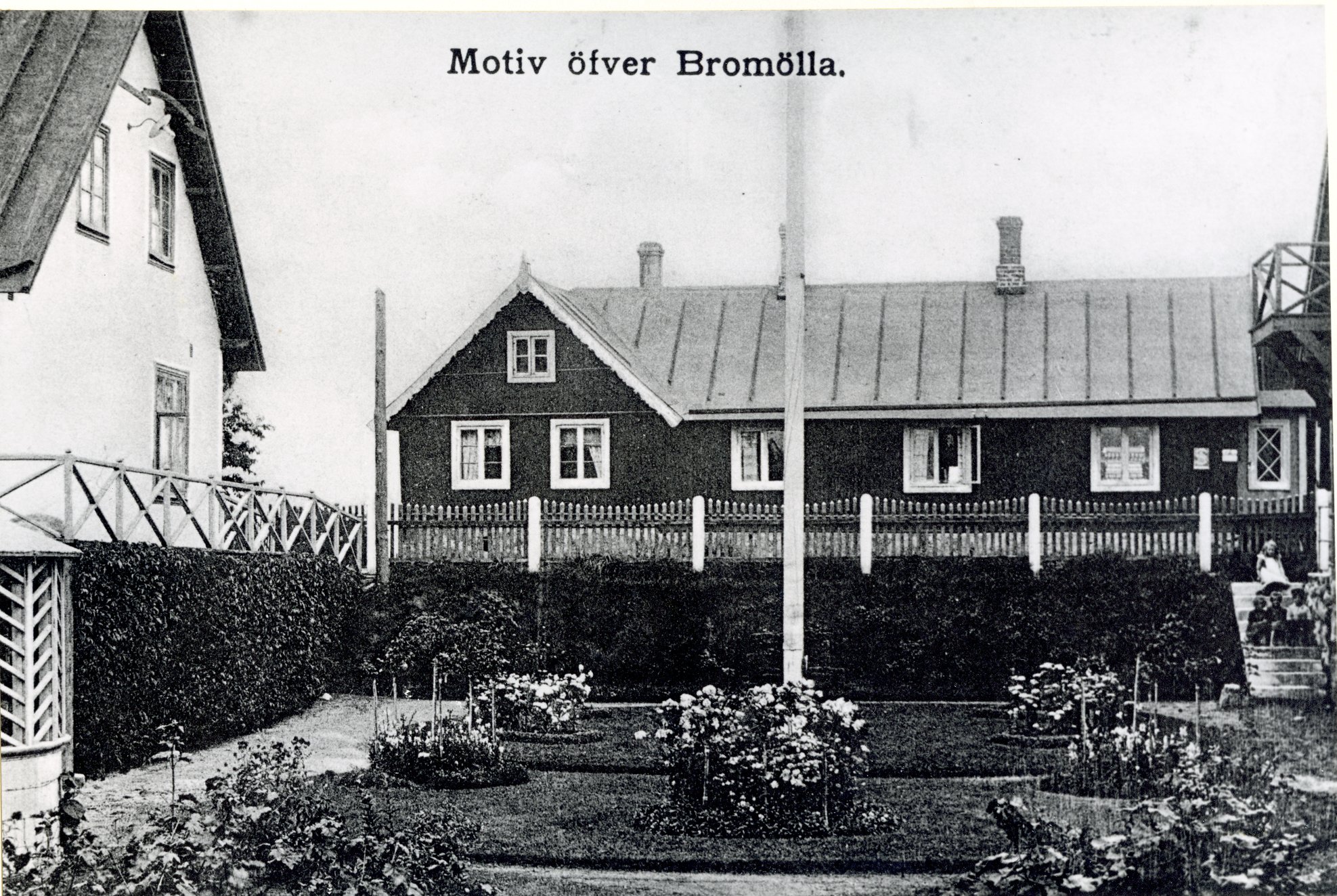 Bromölla Storgatan Ola Olssons Hus där nuvarande Mosaikhuset finns. Landsfriskalhuset till vänster. 1940