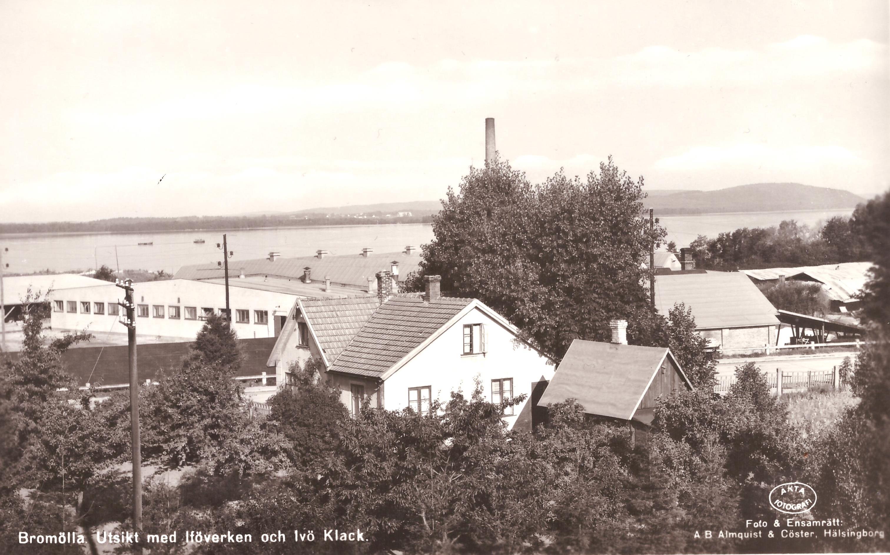 Bromölla Kv Gästgivaren, Storgatan, Iföverkens utv. avd. vänster. Tunnbinderiet höger. Rakt upp Ivösjön o Ivö Klack. På sjön Båten Elsa med en pråm. Mitten 1950