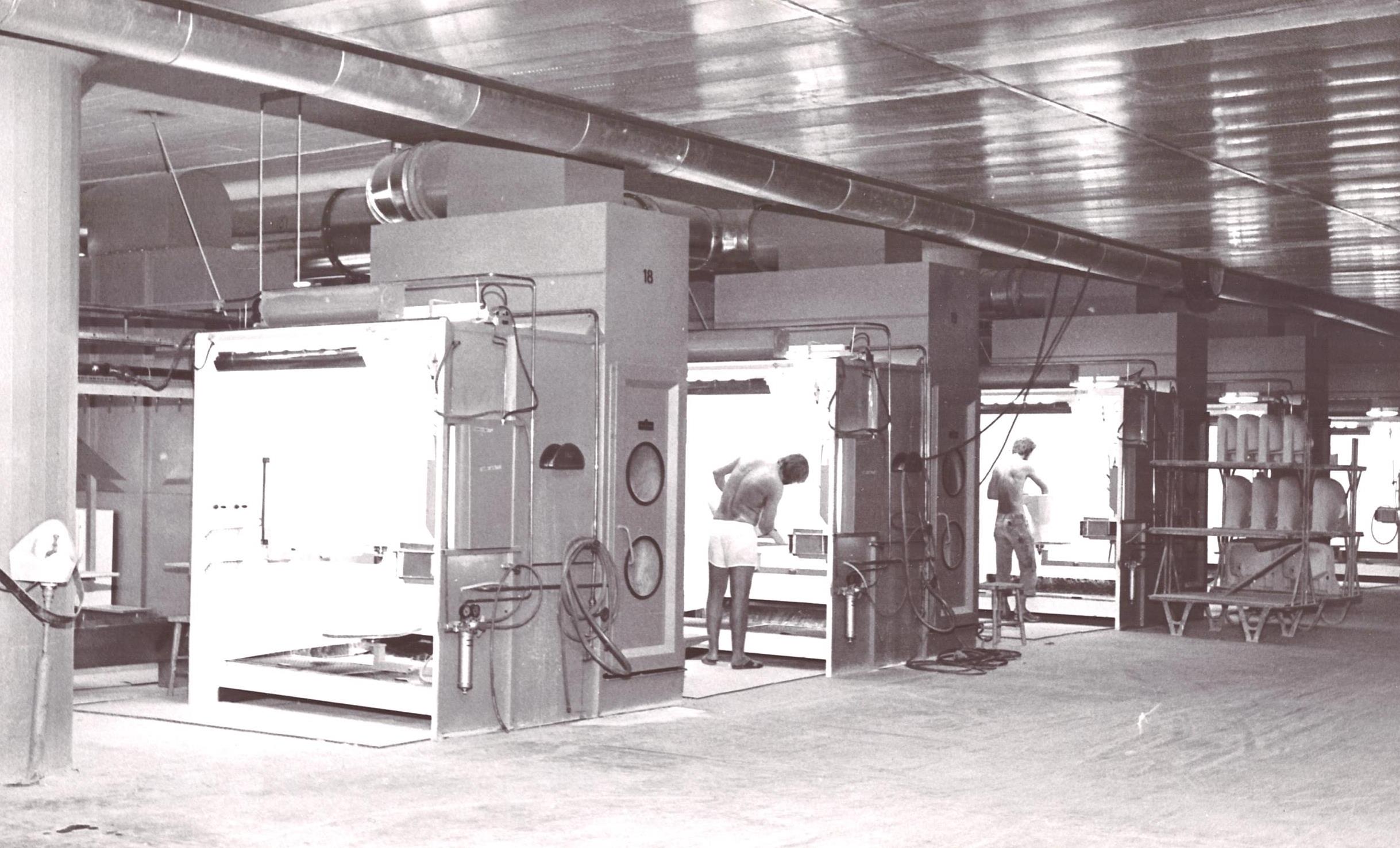 Fabrik Sanitetsgods Glaseringsboxar Närmast Kjell Björk, Lennart Gran 1975