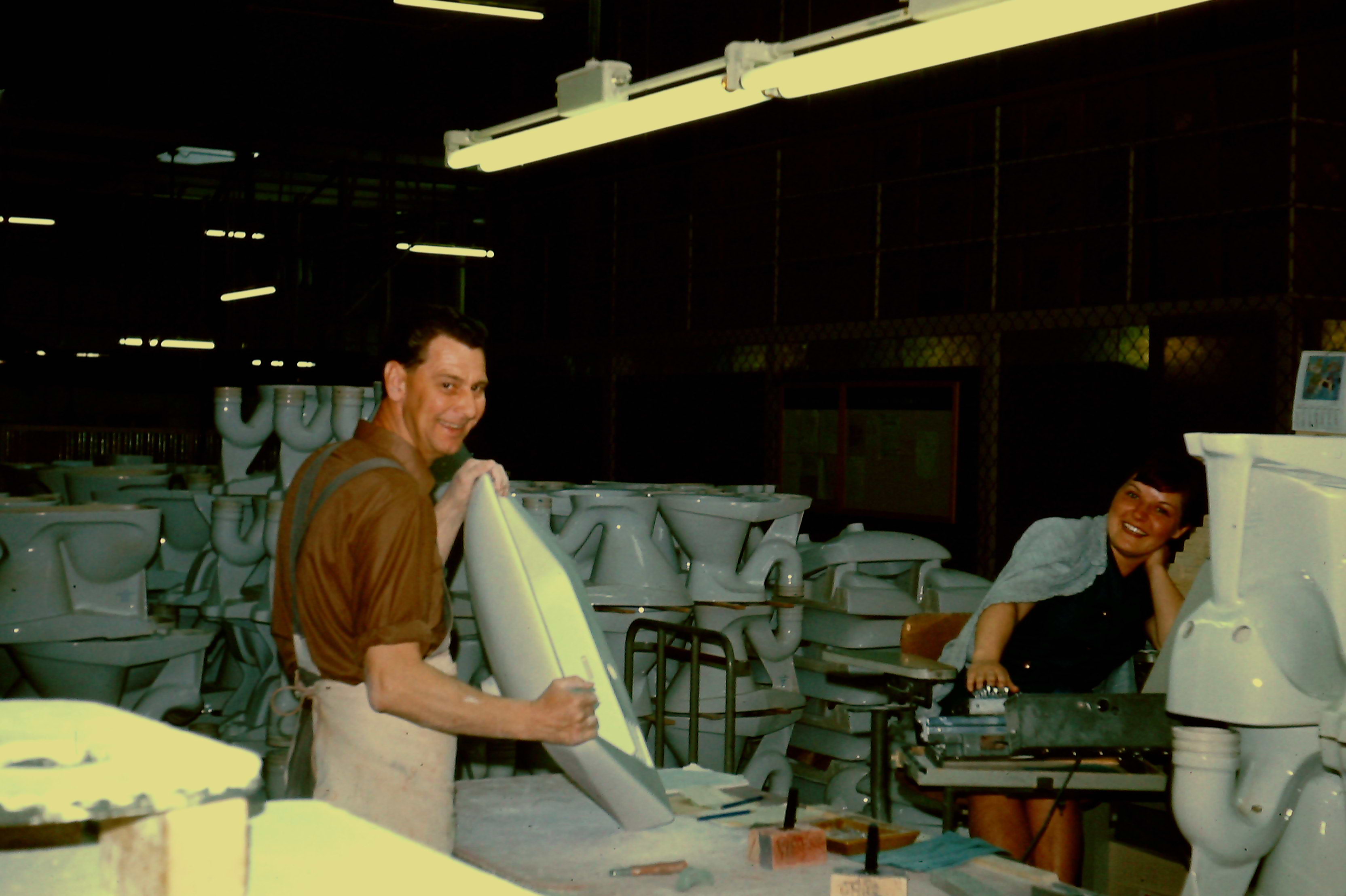 Fabrik Sanitetsgods By 21 Ivar Viberg sorterar, Janet Broberg stansar hålkort 1967