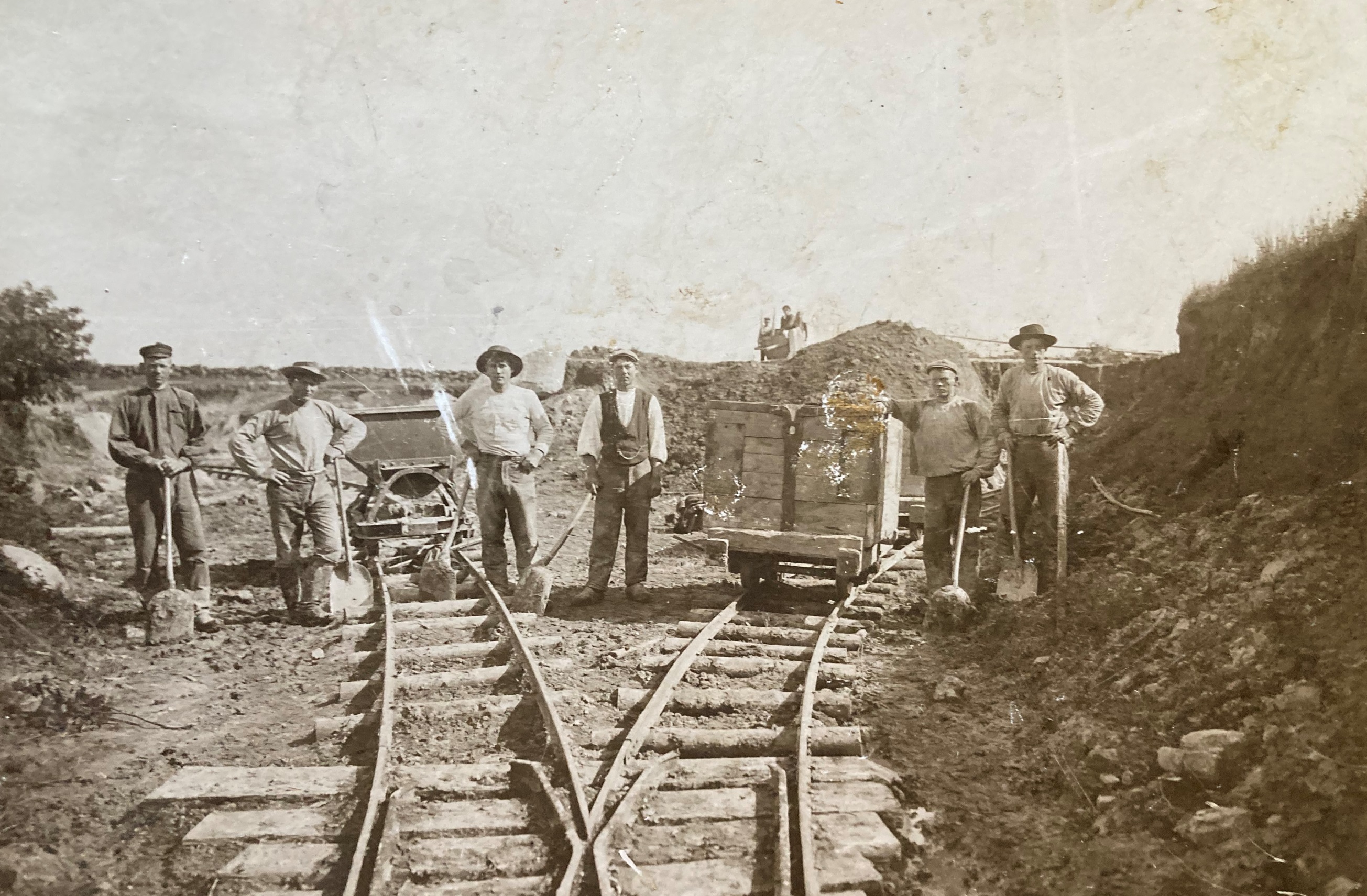 Ivö Kalkbrytning Ivö klack Per-Olof Nilsson till vänster ca 1915