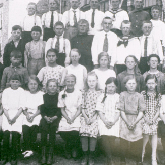 Bromölla 1912-skolans elever och lärare