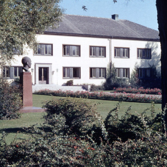 Bromölla Torget Ifö huvudkontor Byst E. Wehtje 1970