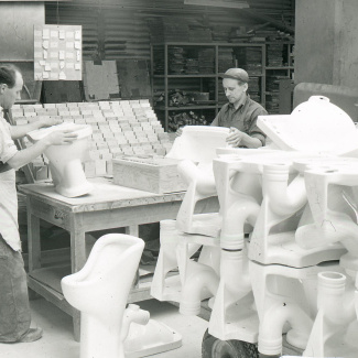 Fabrik Iföverken Sanitetsgodsfabriken Syning Sortering WC Nils Lööv höger 1950