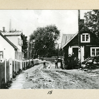 Bromölla Storgatan Vitt hus Landsfiskalskontor vänster vid Ifötorget. Höger Ola Olssons hus "Prins Olans" 1900