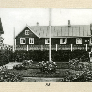 Bromölla Storgatan Ola Olssons Hus där nuvarande Mosaikhuset finns. Landsfriskalhuset till vänster. 1940