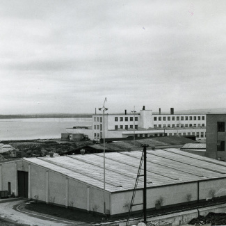 Fabrik Iföverken Golvplattfabrik m Lager. Pressgods mot Ivösjön 1950