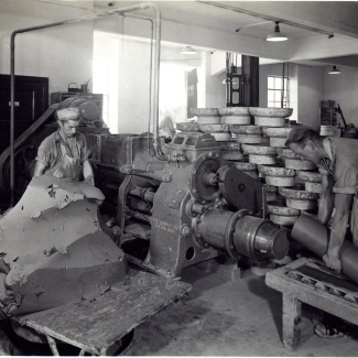 Fabrik Iföverken Isolatorfabriken Pressning massa 1950