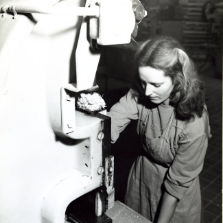 Fabrik Iföverken Pressgodsfabriken Handpressning 1940