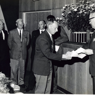 Fabrik Iföverken Dir Malcolm belönar Nils Lindh till förslag 1963