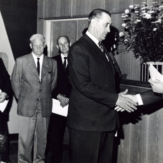 Fabrik Iföverken Dir Malcolm belönar Axel Nordström till förslag 1963