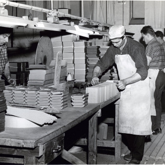 Fabrik Iföverken Golvplattfabriken Sortering Golvplattor 1962