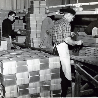 Fabrik Iföverken Golvplattfabriken Sortering Golvplattor Lennart Söderholm rutig skjorta 1962