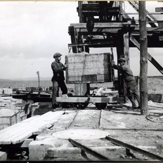 Fabrik Iföverken Lossning av Kalk från pråmar 1930-tal